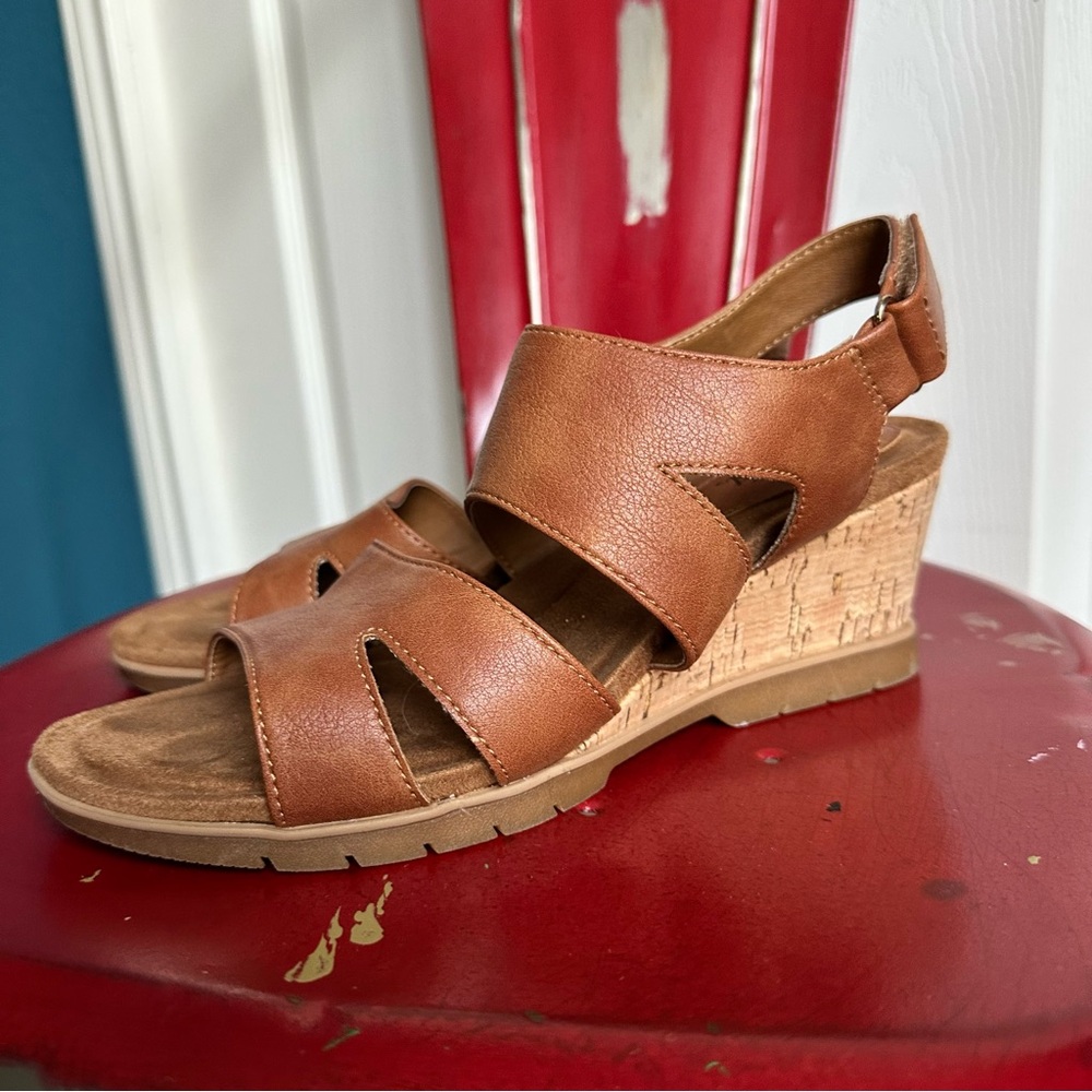 Euro soft by Sofft vegan leather wedge sandals 8M
